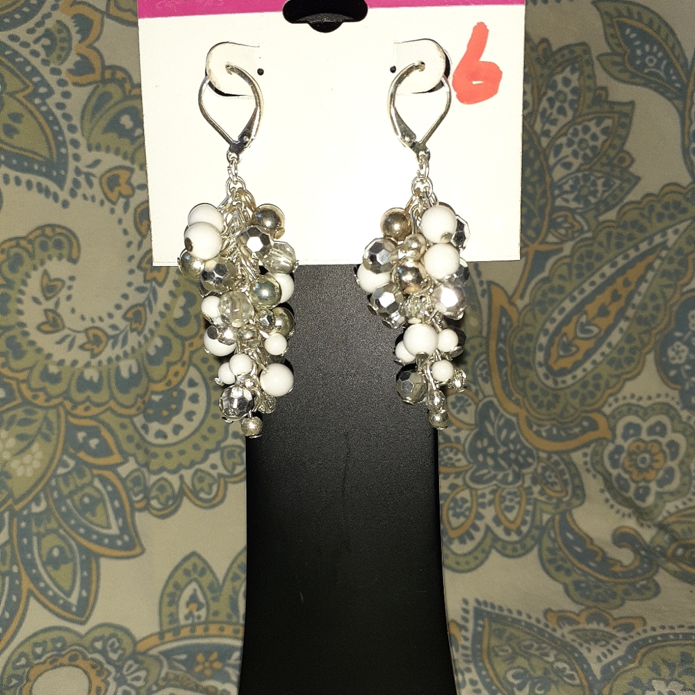 2 pairs of dangling earrings